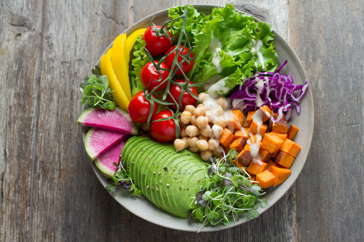 Grand bol de légumes colorés, pois chiches, avocat et patate douce